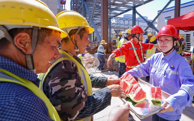 酷暑送清涼，關(guān)懷沁人心！宜化田家河園區(qū)全力保障職工高溫作業(yè)安全(圖1)