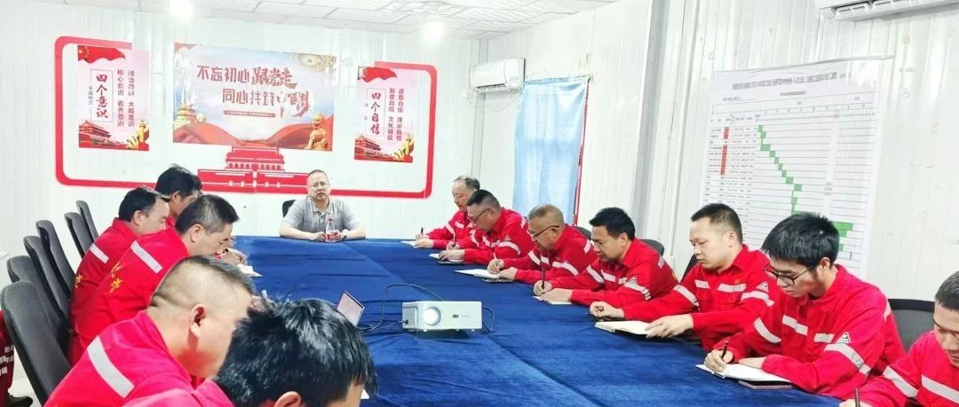 化機(jī)公司黨委書記、董事長(zhǎng)、總經(jīng)理?xiàng)钪袧傻叫陆?xiàng)目部現(xiàn)場(chǎng)辦公